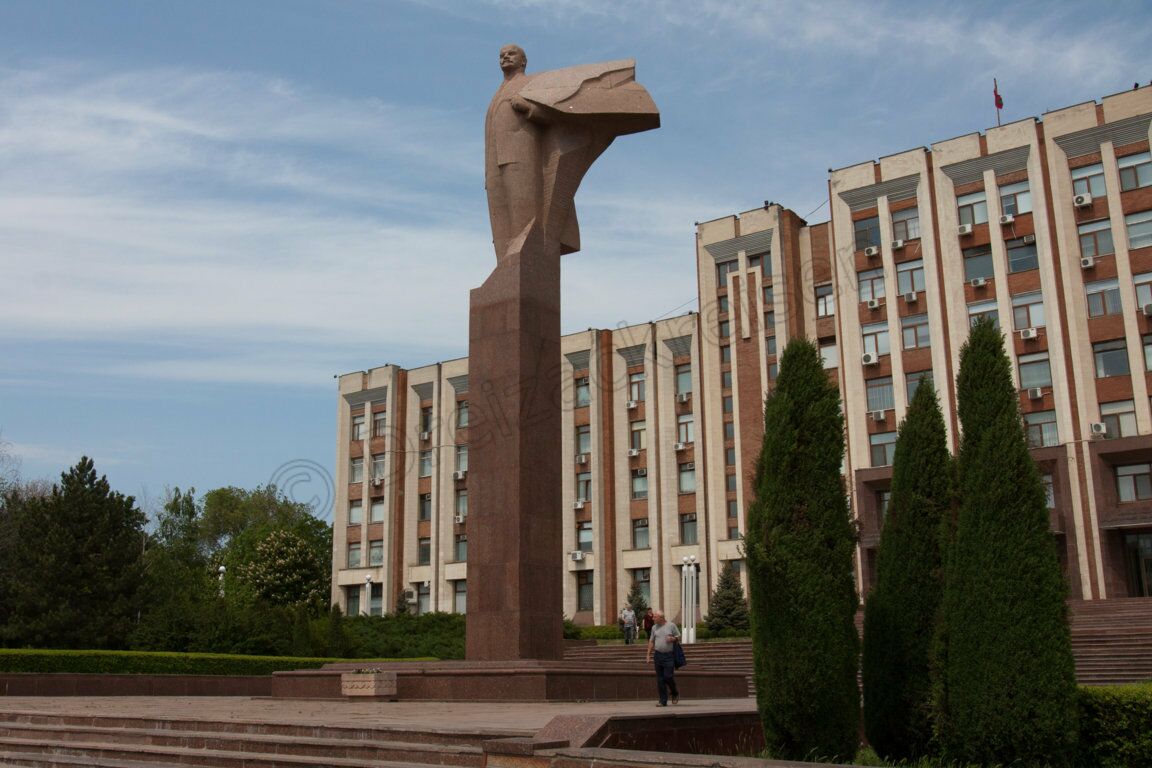 Das Regierungs- und Parlamentsgebäude in Tiraspol, mit davor befindlichem Lenin-Denkmal