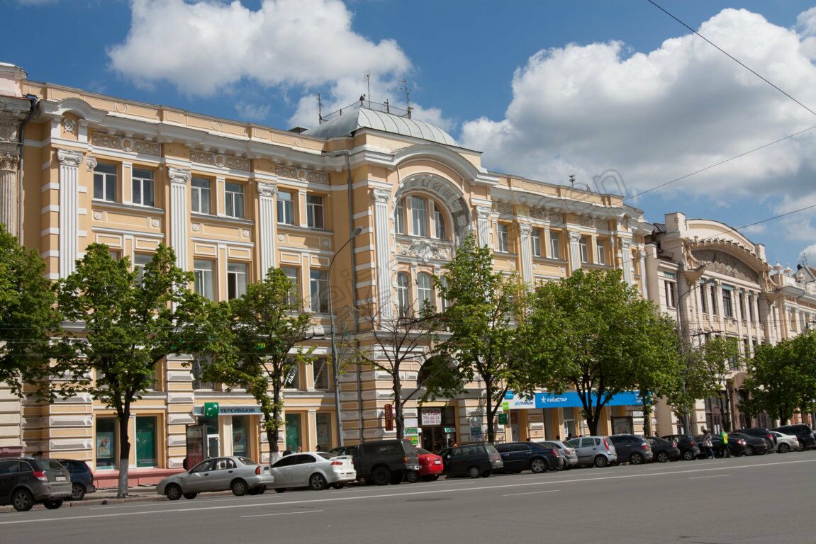Ein historisches Gebäude am  Platz der Verfassung in Charkiw