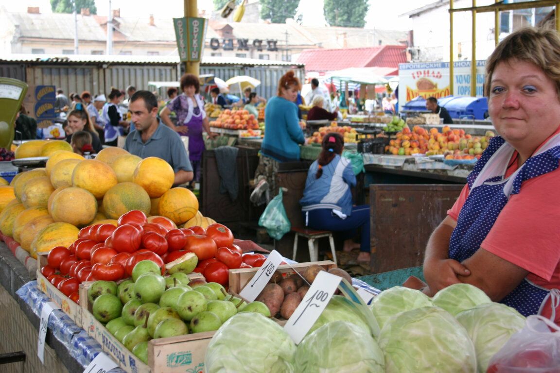 Eine bunte Vielfalt an Obst und Gemüse auf dem Privoz-Markt in Odessa