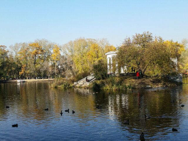 Pavillon am See im Kharitonovsky Garten in Jekaterinburg