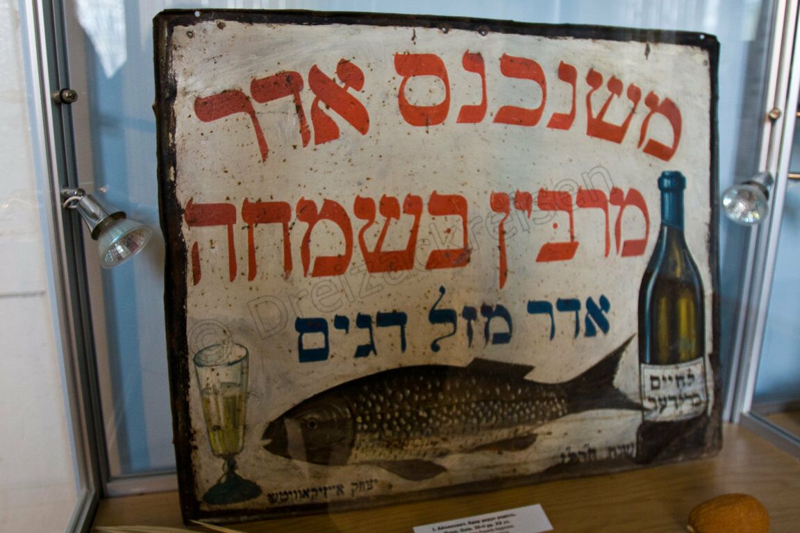Alte Tafel aus der Ausstellung im Jüdischen Haus in Czernowitz 
