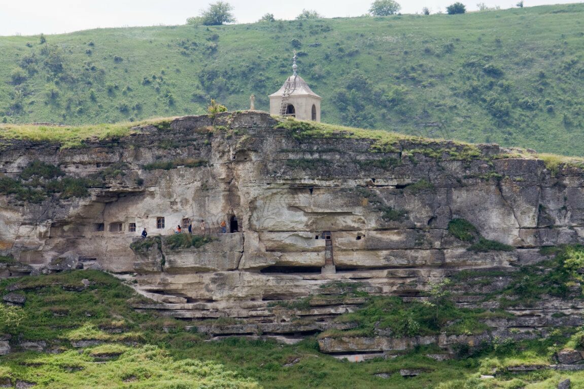 Blick auf die Höhlen des Klosters Orheiul Vechi in Moldawien