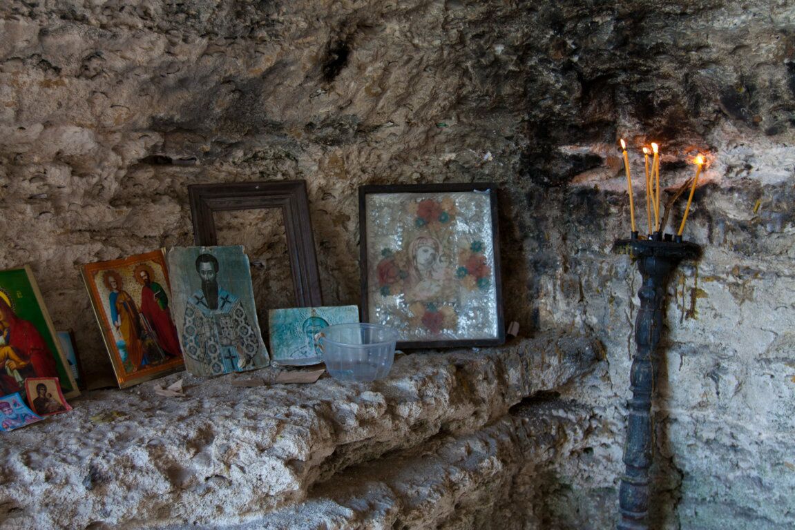  Die Höhlen des Klosters Tipova