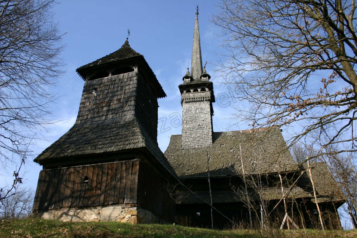 Die Holzkirche St. Nikolaus mit Glockenturm in Danilowo