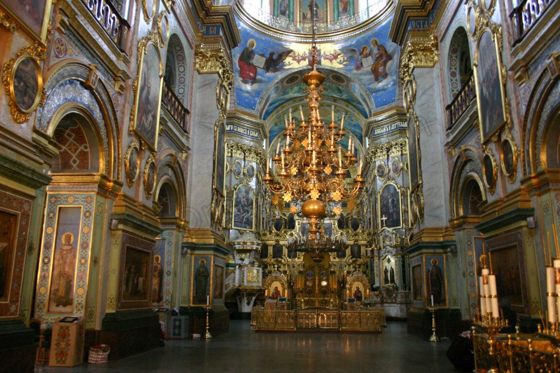 Der Innenraum der Kirche im Heiligen Himmelfahrtskloster in Potschajiw