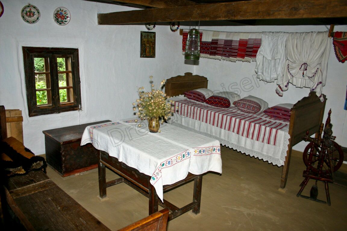 Traditionell eingerichtetes Bauernhaus im Museum für Volksarchitektur und ländliches Leben in Lemberg
