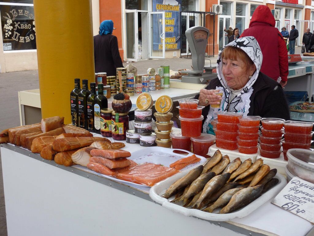 Eine Verkäuferin für Fisch und Kaviar auf dem Privoz-Markt in Odessa