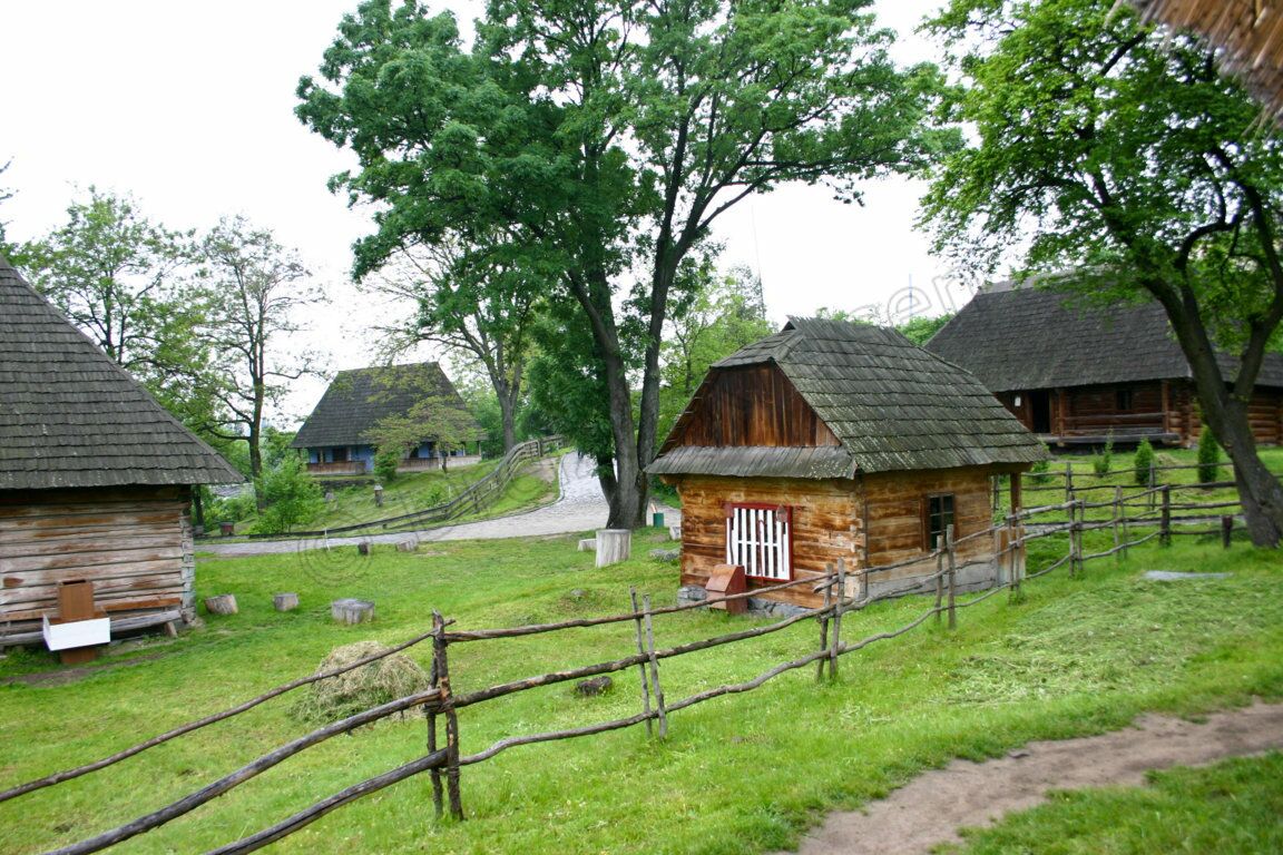 Verschiedene Bauernhäuser im Freilichtmuseum in Uschhorod