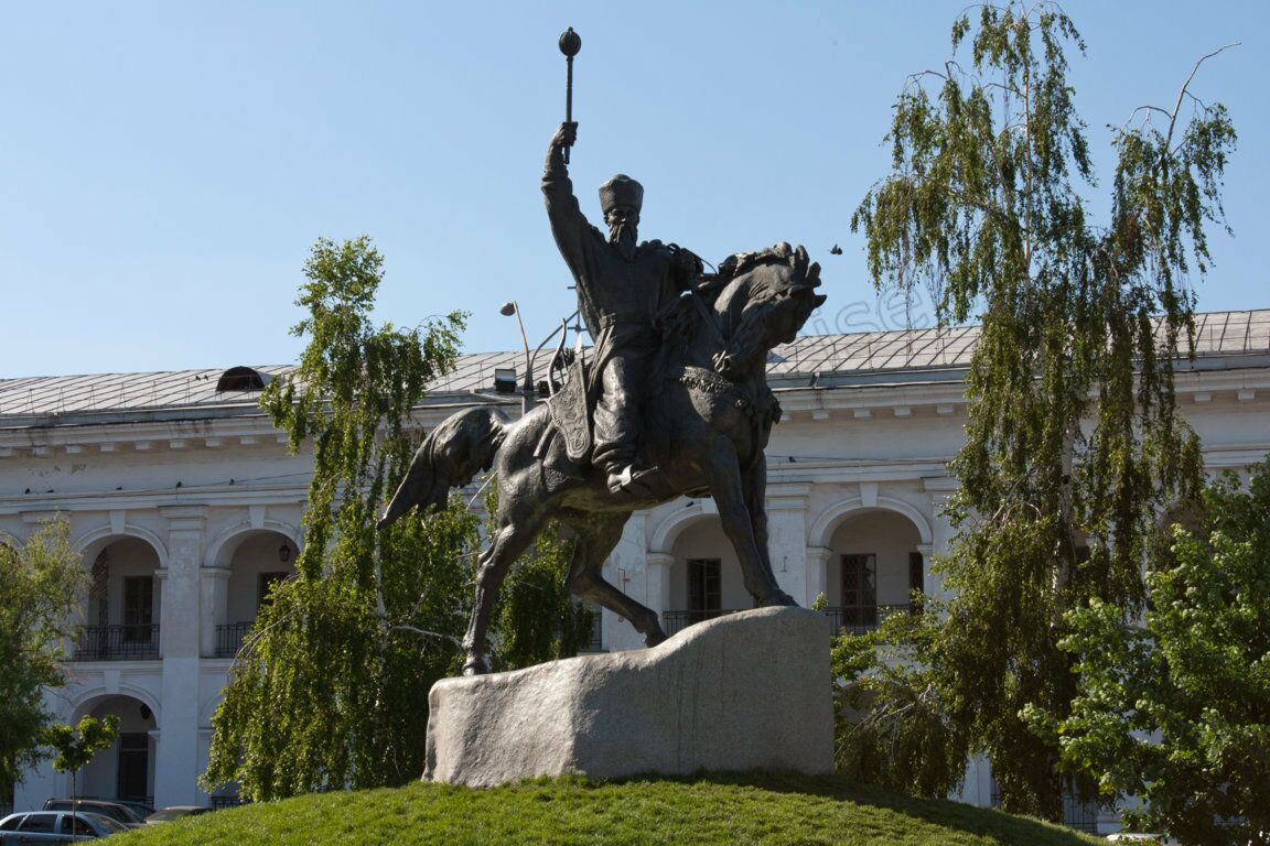 Das Denkmal des Kosaken-Hetmanns Petro Konaschewitsch-Sahajdatschny im Stadtteil Podil in Kiew