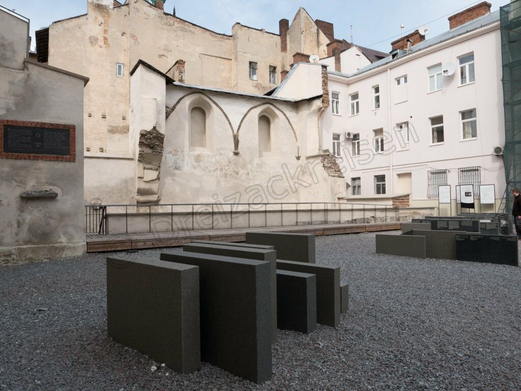 Denkmal an der zerstörten Goldene Rose Synagoge in Lemberg (Lwiw)
