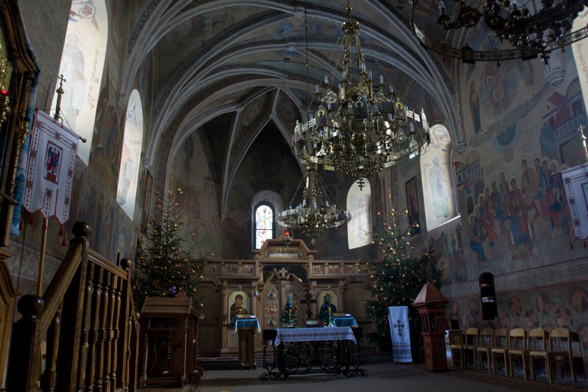 Der Altarraum der Kirche im Heiligen Mariä Himmelsfahrtskloster in Uniw