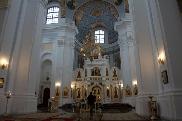 Im Inneren der Orthodoxen Kirche Mariä Himmelfahrt in Witebsk