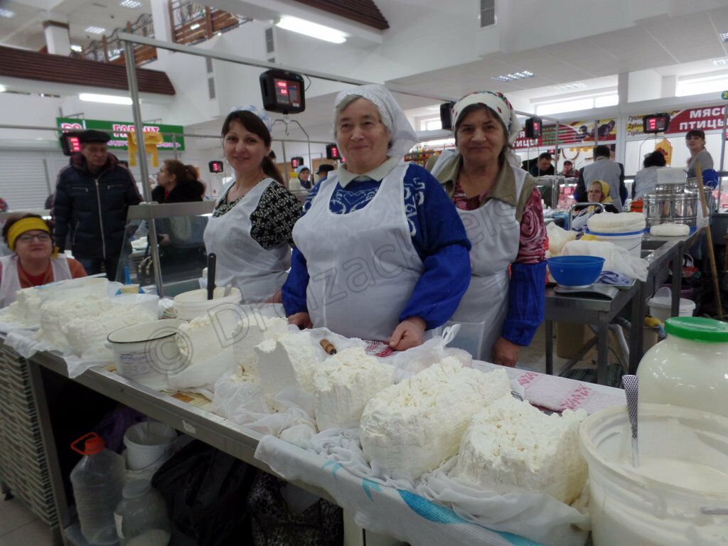 Verkäuferinnen am Käsestand auf dem Markt in Tiraspol