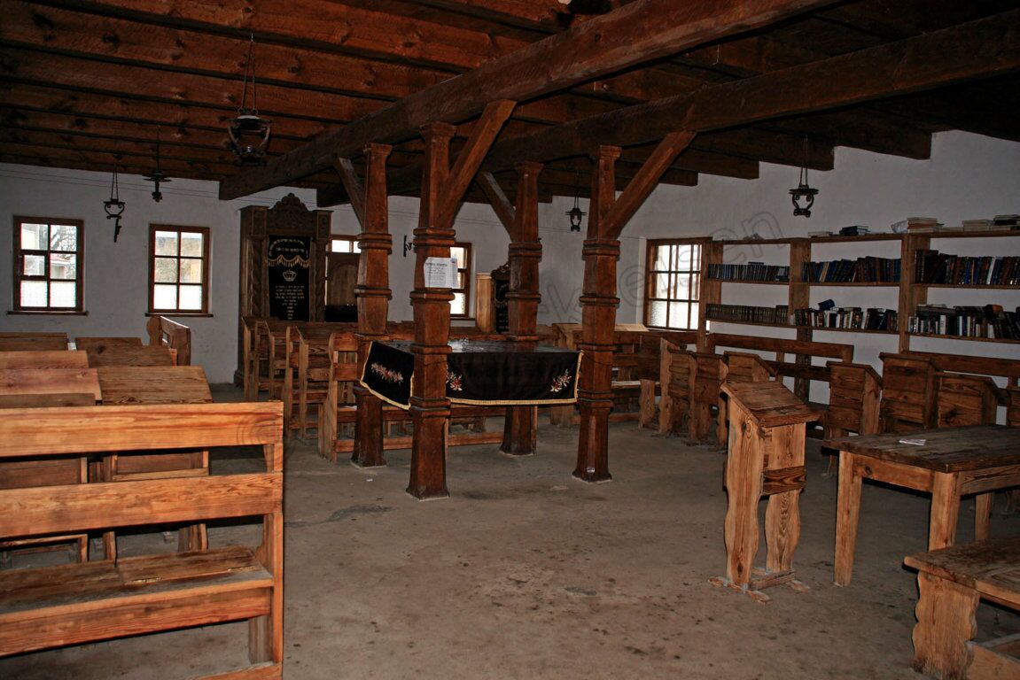 In der rekonstruierten Schule des Baal Schem Tow in Medschybisch