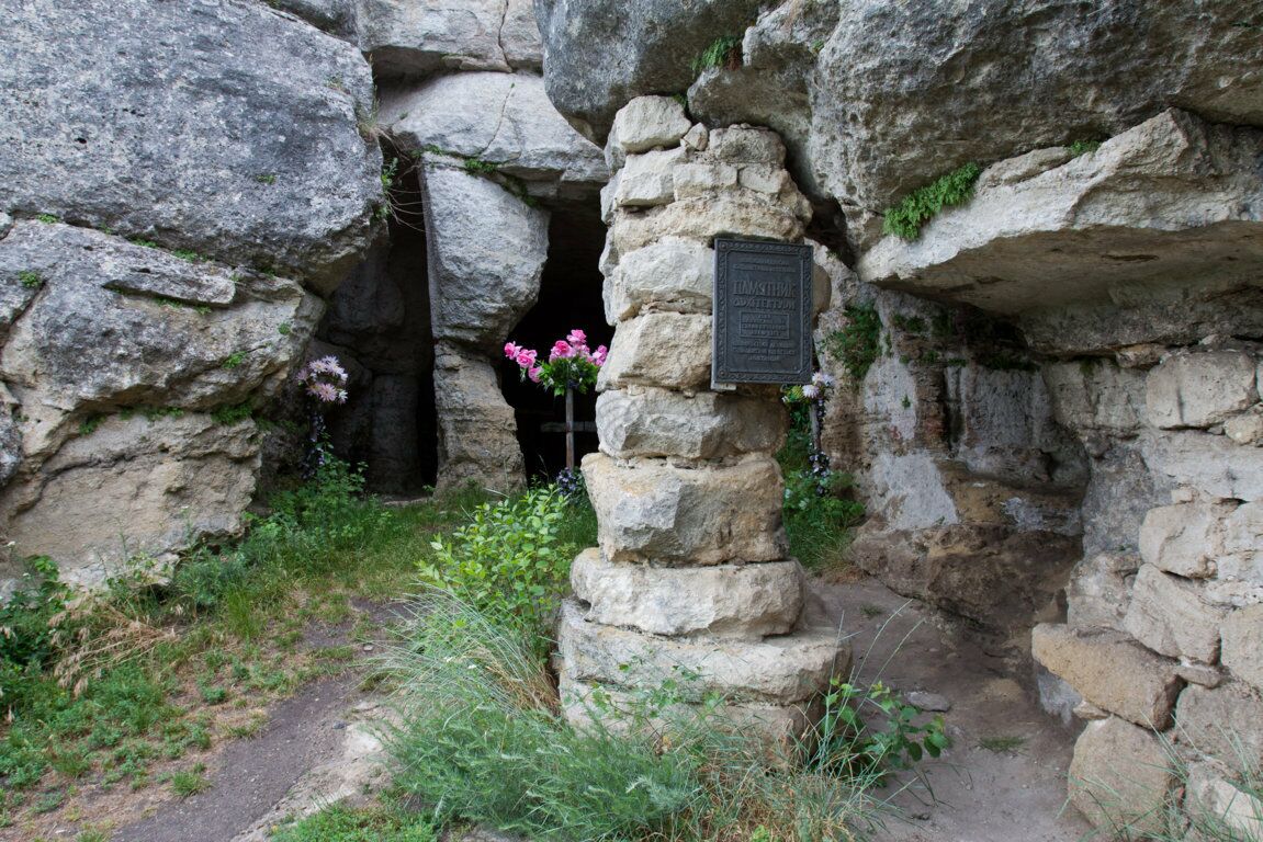 Höhlenkloster Monastyrok über dem Fluss Seret, ehemaliger heidnischer Kultplatz