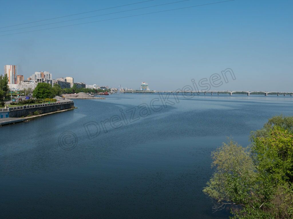 Blick über den Fluss Dnipro