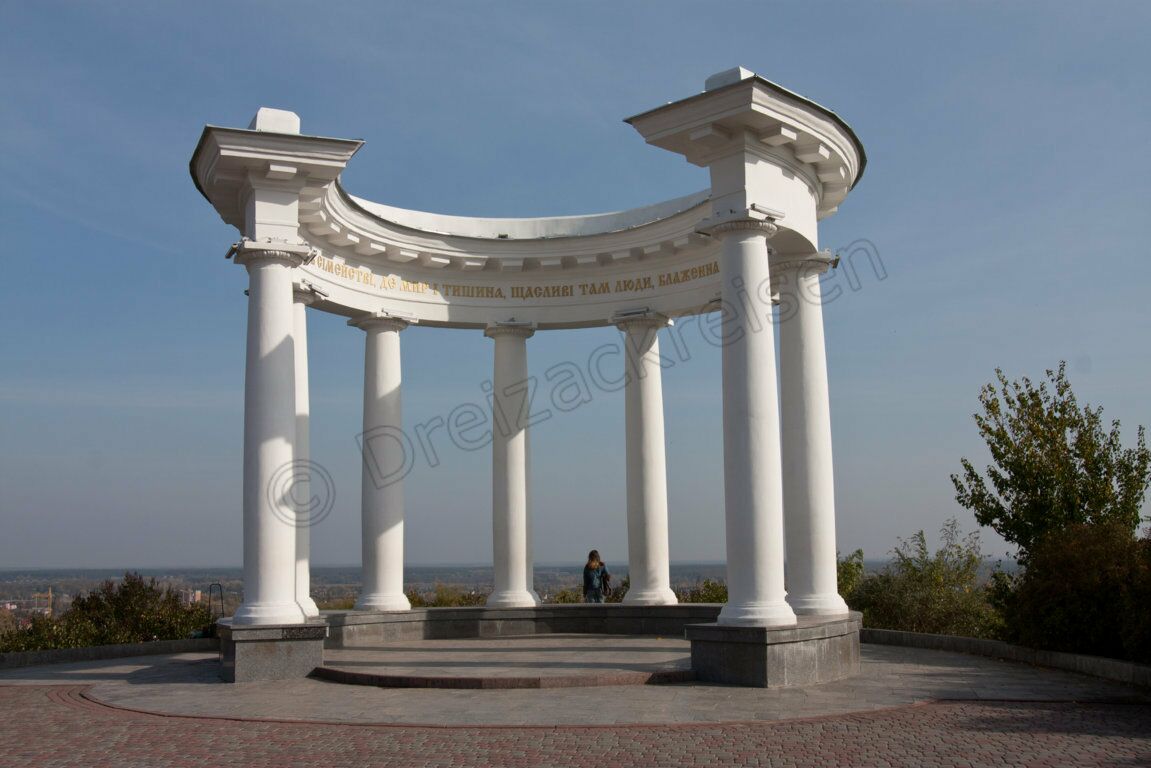 Der weiße Pavillon, errichtet anlässlich des 200. Jahrestages der Schlacht von Poltawa