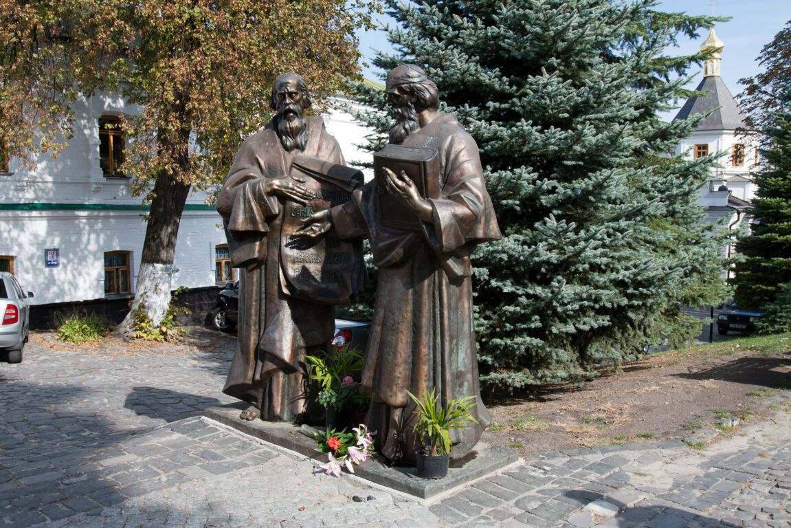 Denkmal für Kyrill und Method im Kiewer Höhlenkloster