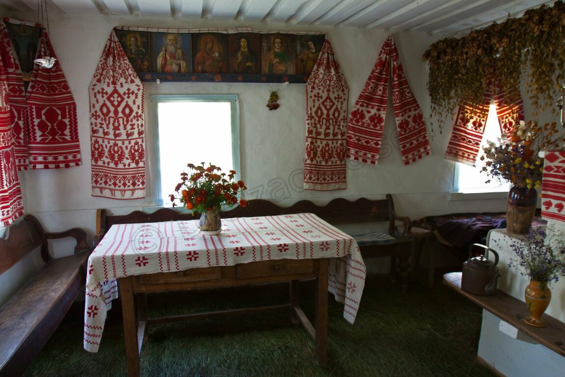 Ein typisch eingerichtetes Bauernhaus im Volksarchitekturmuseum in Perejaslaw