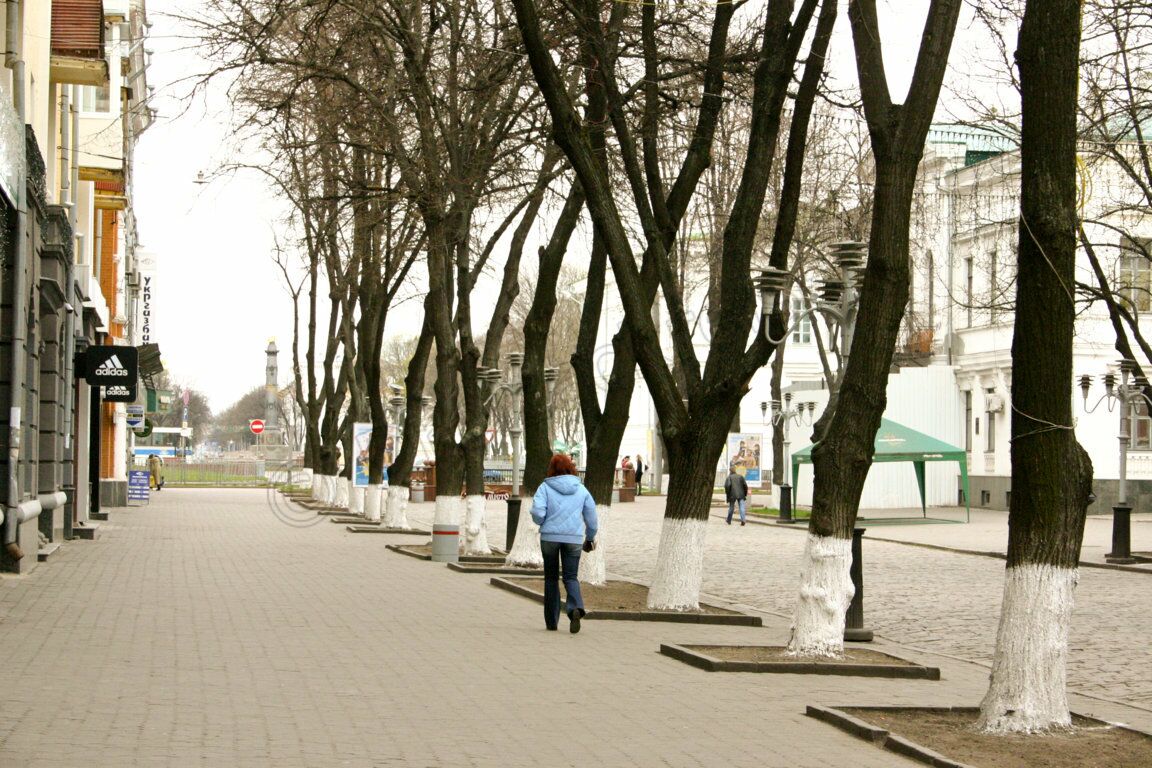 Die Schowtnewa Straße in Richtung Denkmal des Ruhmes in Poltawa