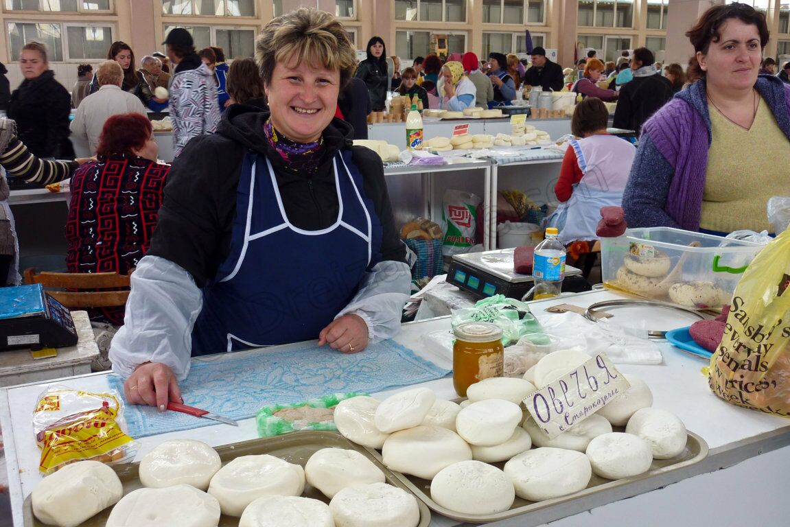Eine Verkäuferin von selbstgemachtem Käse auf dem Privoz-Markt in Odessa