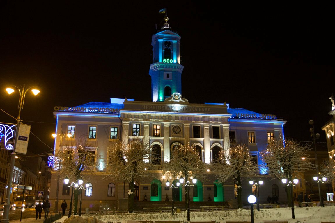 Das Rathaus von Czernowitz bei Nacht