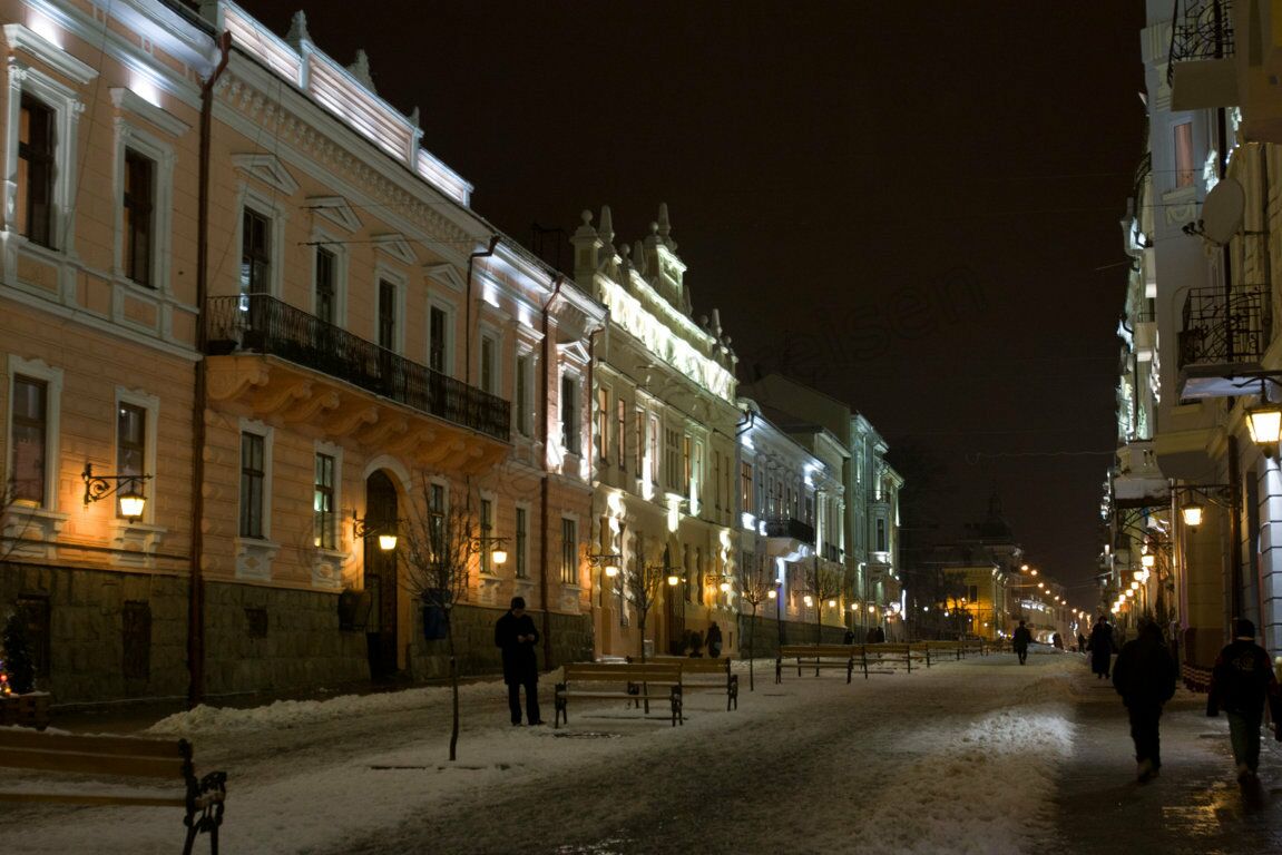 Die Olha-Kobylanska-Strasse (frühere Herrengasse) in Czernowitz bei Nacht
