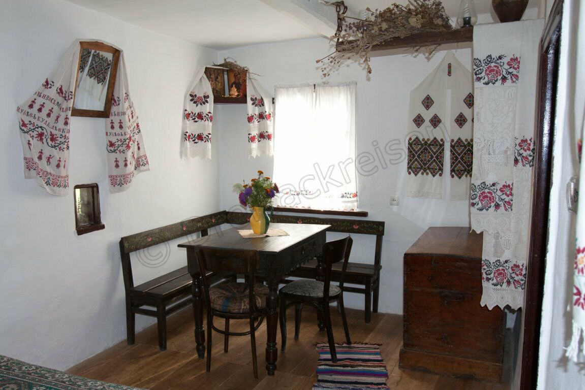 Das Wohnzimmer im traditionellen Stil in einem alten ukrainischen Bauernhaus