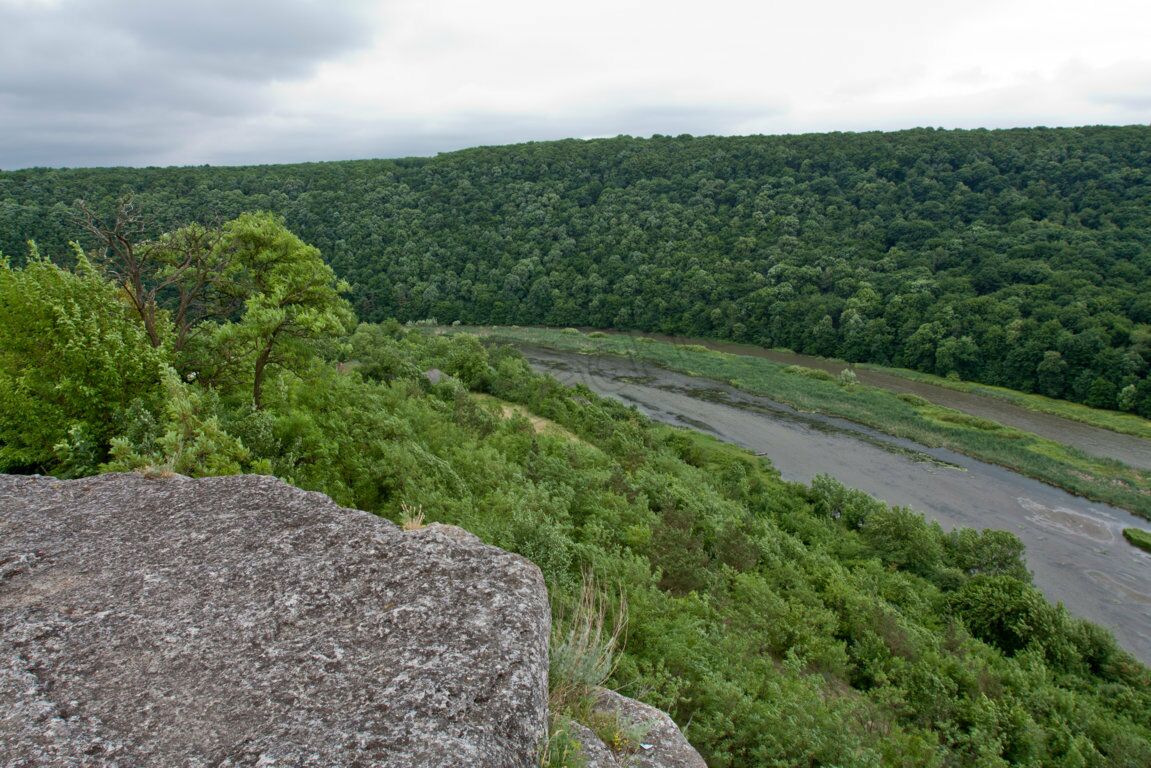 Blick auf den Fluss Steret am Felsenkloster Monastyrok