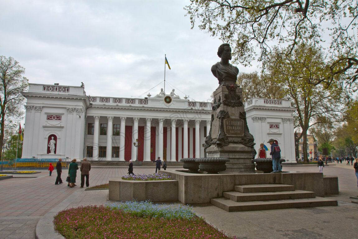 Das Rathaus in Odessa, im Vordergrund das Puschkin-Denkmal