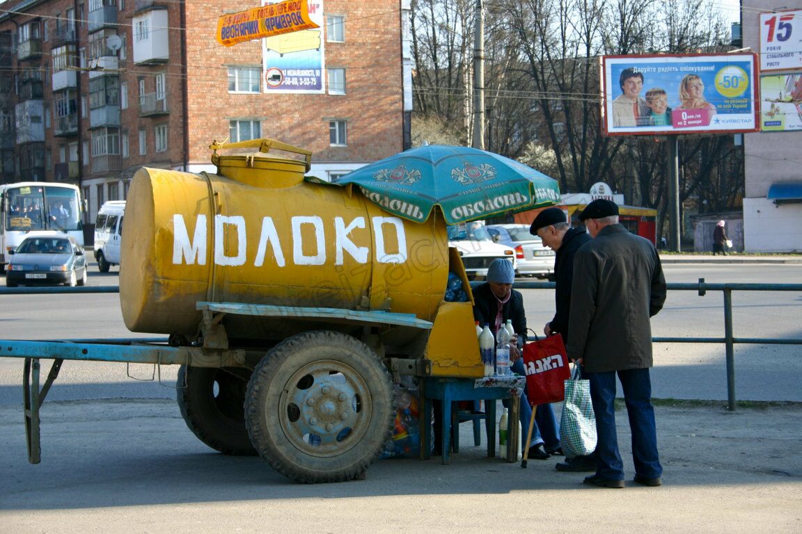 Eine Straßenszene mit Milchwagen in Czernowitz