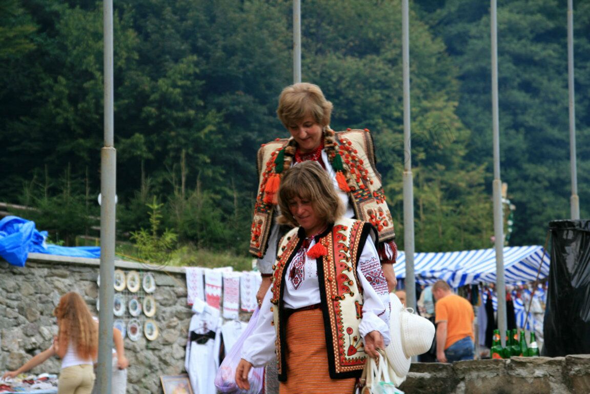 Traditionell gekleidete Frauen auf dem Huzulenfest in Rachiw