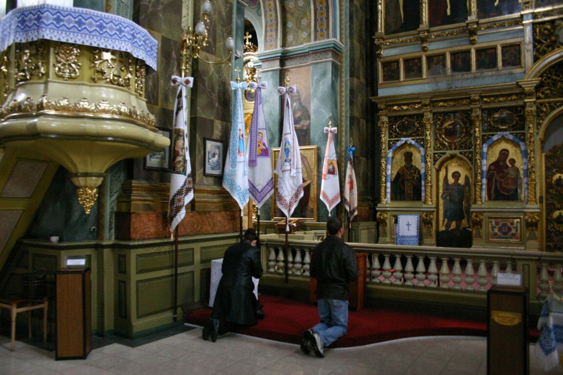 Gläubige in der Christi Auferstehungskathedrale  (Katedra) in Iwano-Frankiwsk