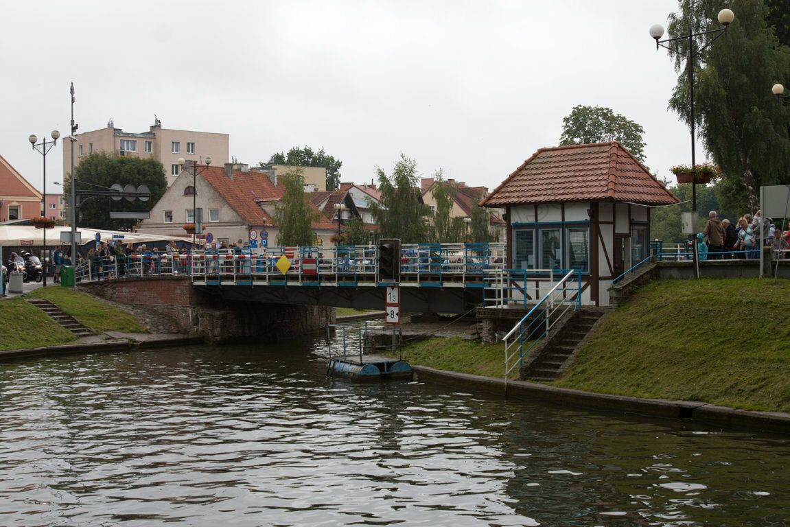 Eine Drehbrücke führt über den Kanal in Gizycko (Lötzen)