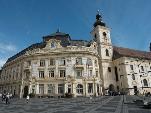 Rathaus neben der Heilig-Kreuz-Kirche in Sibiu (Hermannstadt)
