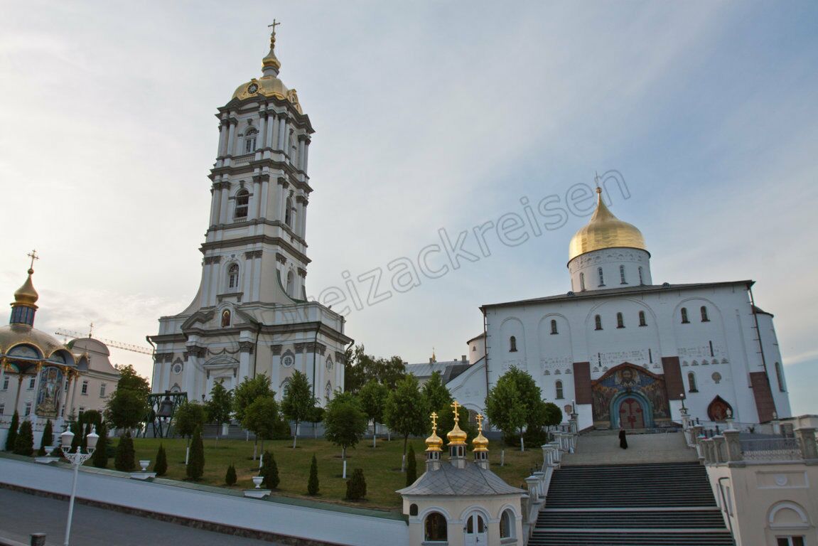 Der Glockenturm und die Trinitateskirche im Heiligen Himmelfahrtskloster in Potschajiw